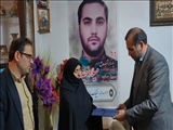 دیدار فرماندار قرچک با مادر شهید میلاد حیدری / اهدای لوح سپاس سخنگوی دولت به مادر شهید حیدری