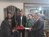 فرماندار شهرستان قرچک از خانواده شهیدان اصغر نیکی و هادی قویدل تجلیل و قدردانی کرد
