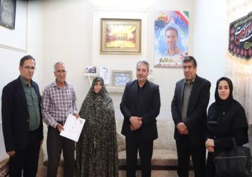 فرماندار شهرستان قرچک از خانواده شهید والامقام میثم نجفی و جانباز سرافراز محمود کریمی تجلیل و قدردانی کرد