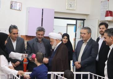 بازدید آیت‌الله مصباحی مقدم و فرماندار از مرکز نگهداری کودکان معلول عطر یاس شهرستان قرچک